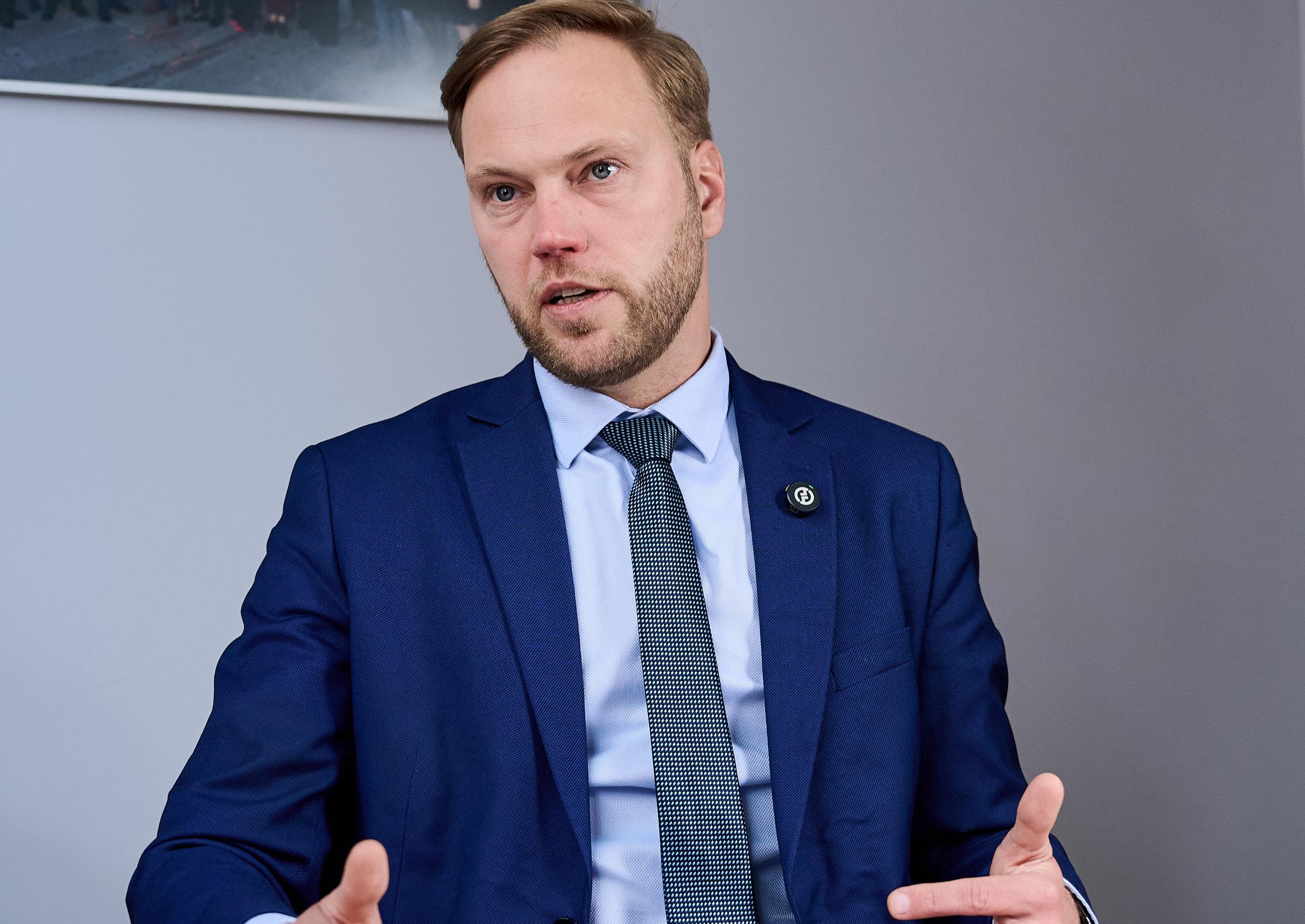 Valsts ar trīs cepurēm galvā