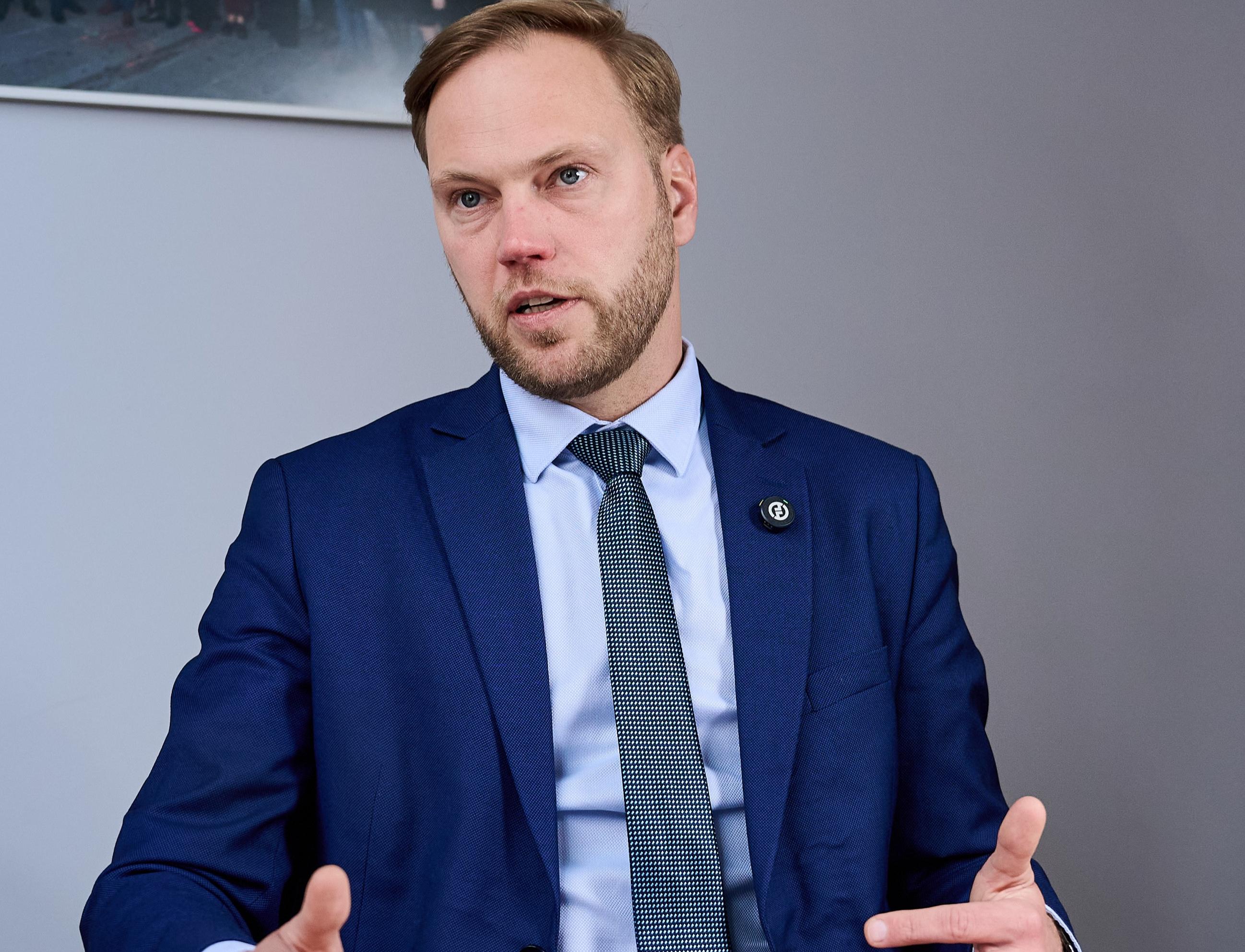 Valsts ar trīs cepurēm galvā