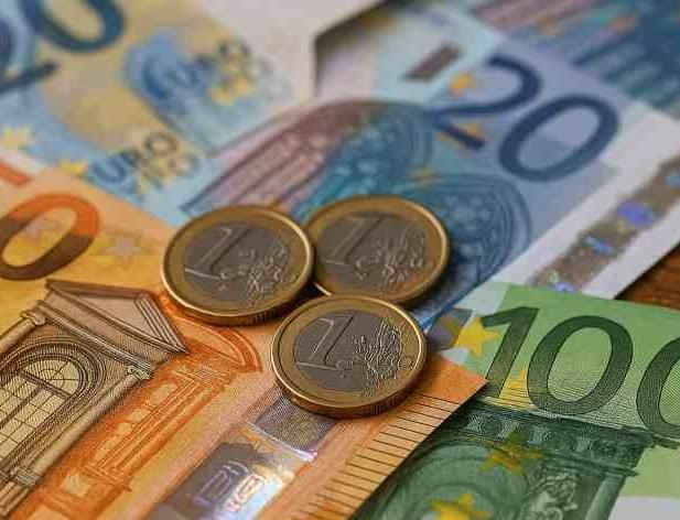 Vidējā bruto alga gada laikā augusi par 7,8% līdz 1835 eiro