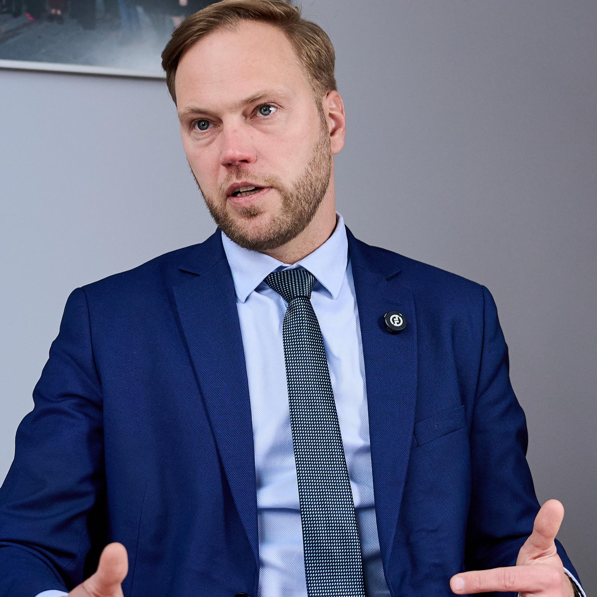 Valsts ar trīs cepurēm galvā