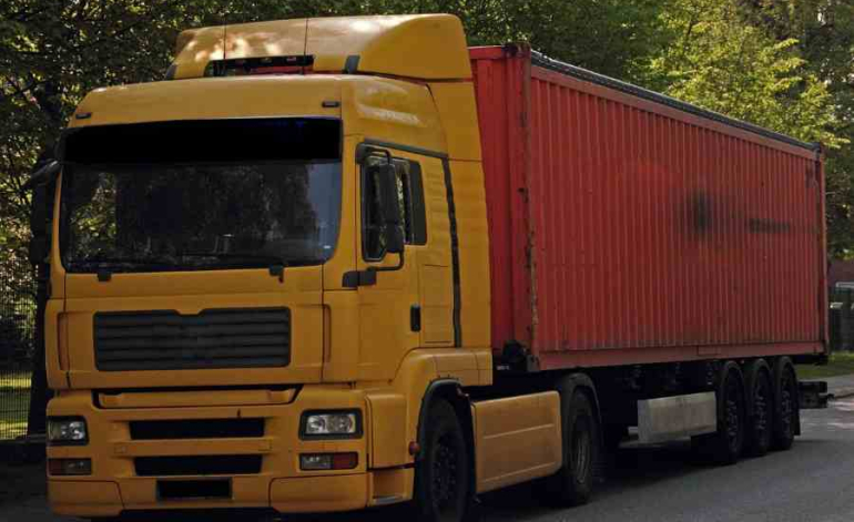 Rīgā aizliedz kravas transporta kustību cauri pilsētas centram